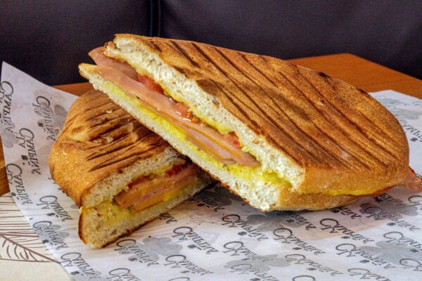 Pannini de jamón y queso