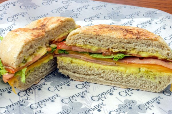 Sánduche de jamón y queso